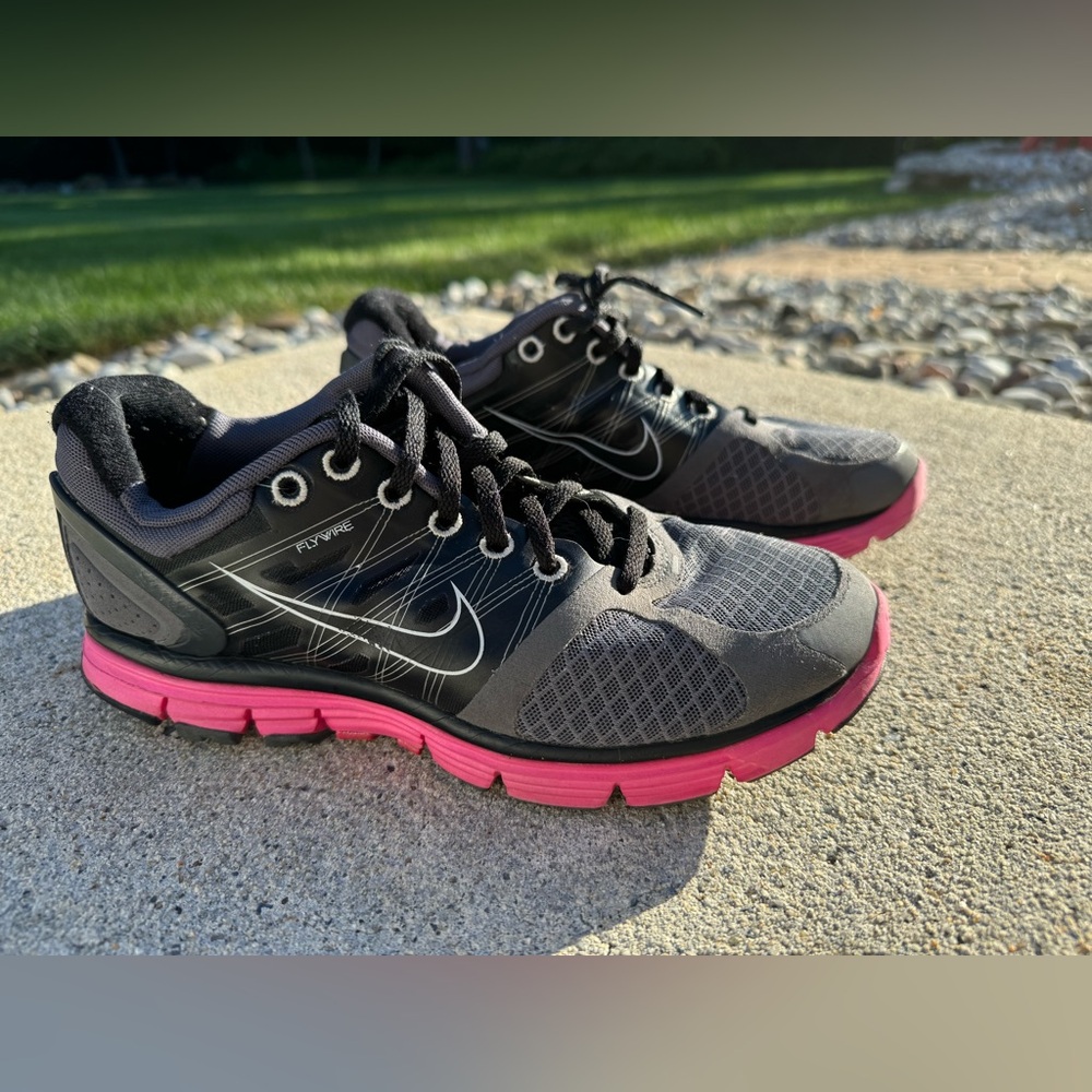 🔥 Nike Sneakers - Black & Pink - Size 7.5 - Gently Used 🔥
